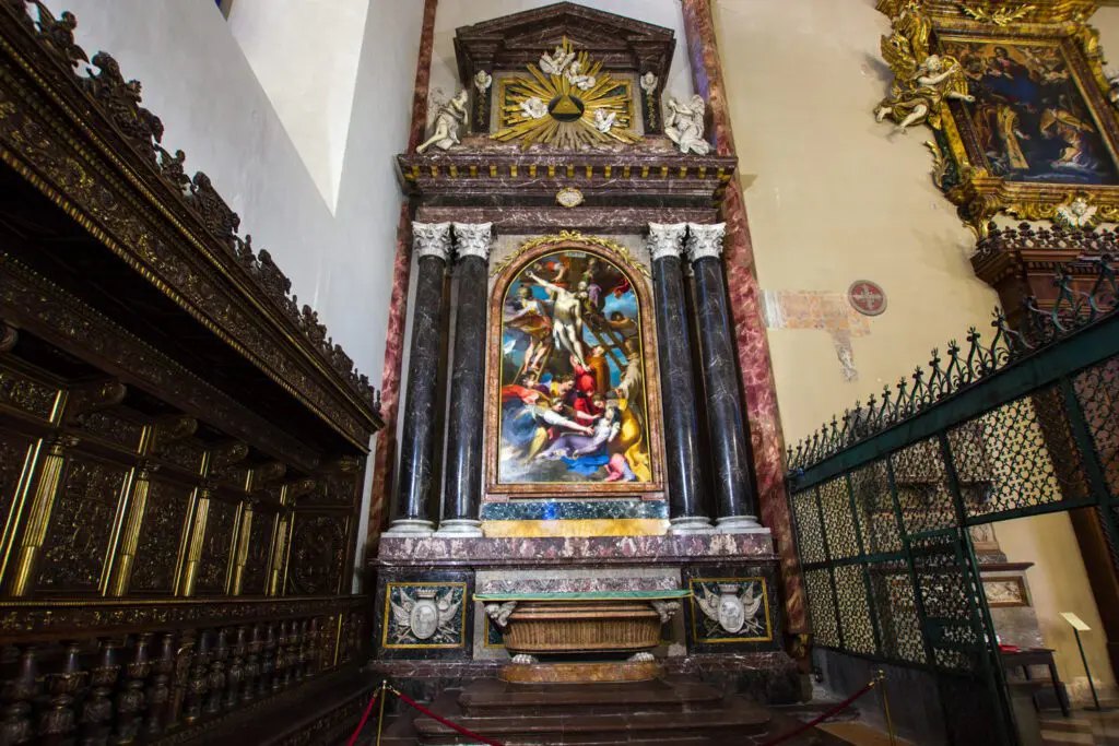 Vista della cappella di San Bernardino. Al centro l'altare con il quadro manierista di Federico Barocci. Sulla destra la cancellata in ferro battuto e sulla sinistra il coro ligneo intarsiato con dettagli dorati.