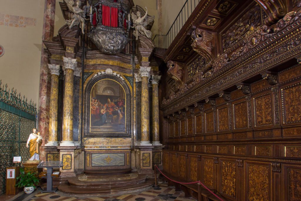 Vista della Cappella del Sant'Anello. Al suo interno è custodito, nel reliquiario in alto, quello che si dice essere l'anello matrimoniale di Maria. Sotto al reliquiario è presente l'altare con "Lo sposalizio della Vergine", quadro fiammingo che ha sostituito il precedente quadro del Perugino che è stato sottratto alla chiesa. A sinistra la cancellata in ferro battuto, a destra il coro ligneo con intarsi e decorazioni dorate.