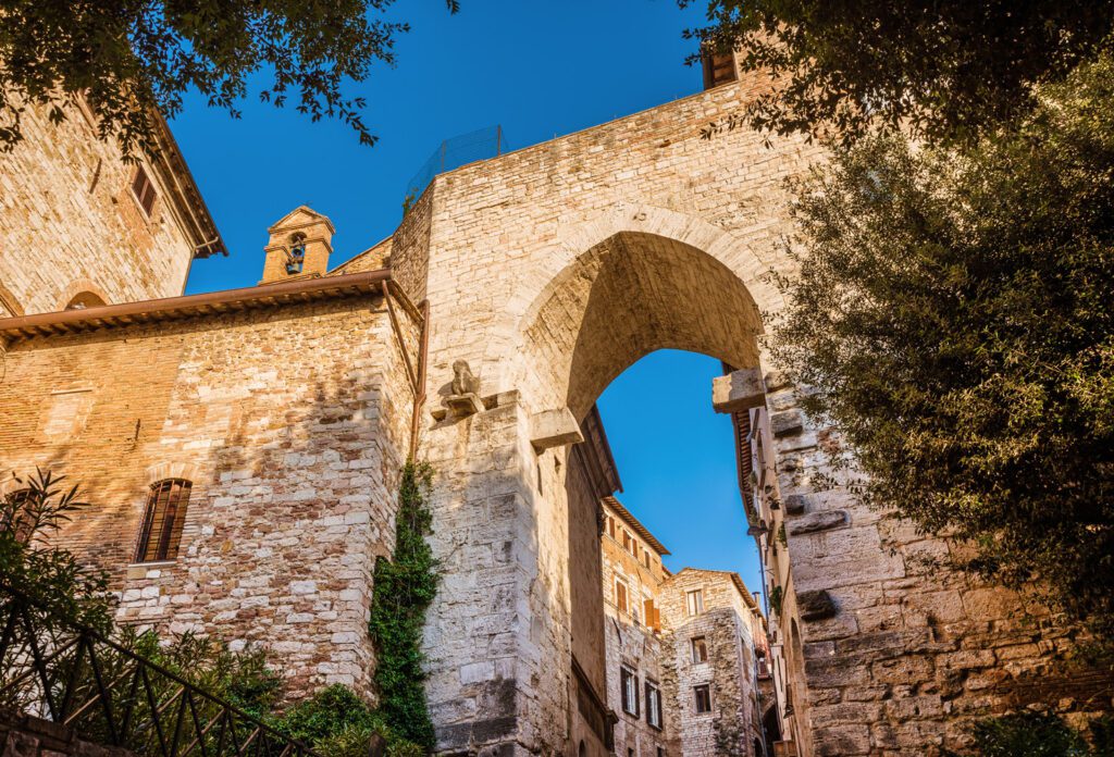 Dettaglio di una delle porte delle mura etrusche. Nell'immagine Porta Trasimena, stretta e alta, dalle mura spesse.