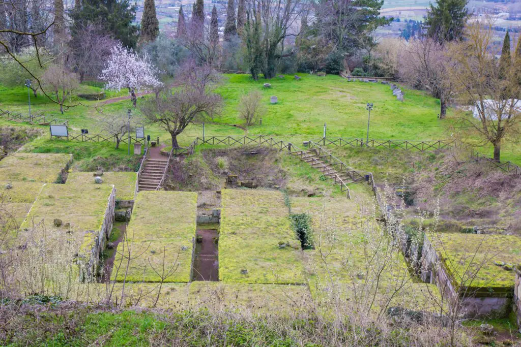 Necropoli del crocifisso vista dall’alto. I “tetti” delle tombe squadrate sono ricoperti di erba verde , e l’unica cosa che le rende identificabili è il percorso che le separa.