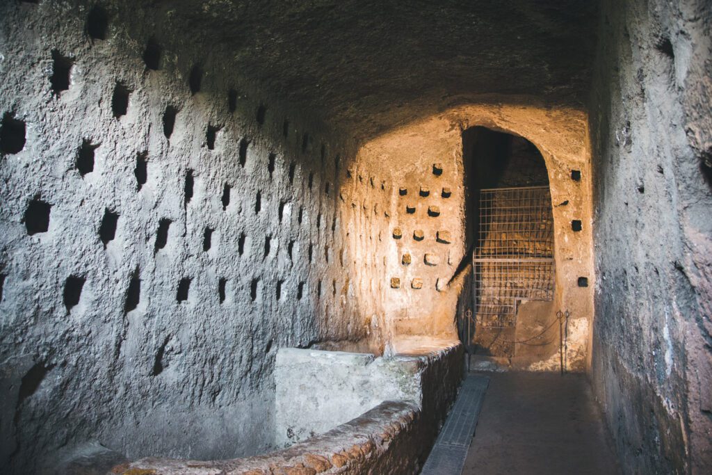 Vista dello spazio chiamato colombaia. Nella roccia sono scavati molti piccoli spazi che accoglievano appunto i colombi.