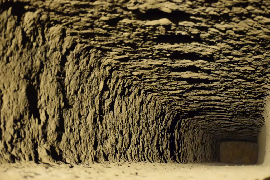 Vista leggermente scorciata dall’alto del pozzo etrusco nella Orvieto Sotterranea. Sulla parte interna del pozzo rettangolare, molto profondo, si intravedono dei buchi su una parete: erano utilizzati per calarsi nel pozzo.