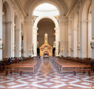 Vista della navata centrale di Santa Maria degli Angeli con la Porziuncola al centro del transetto.