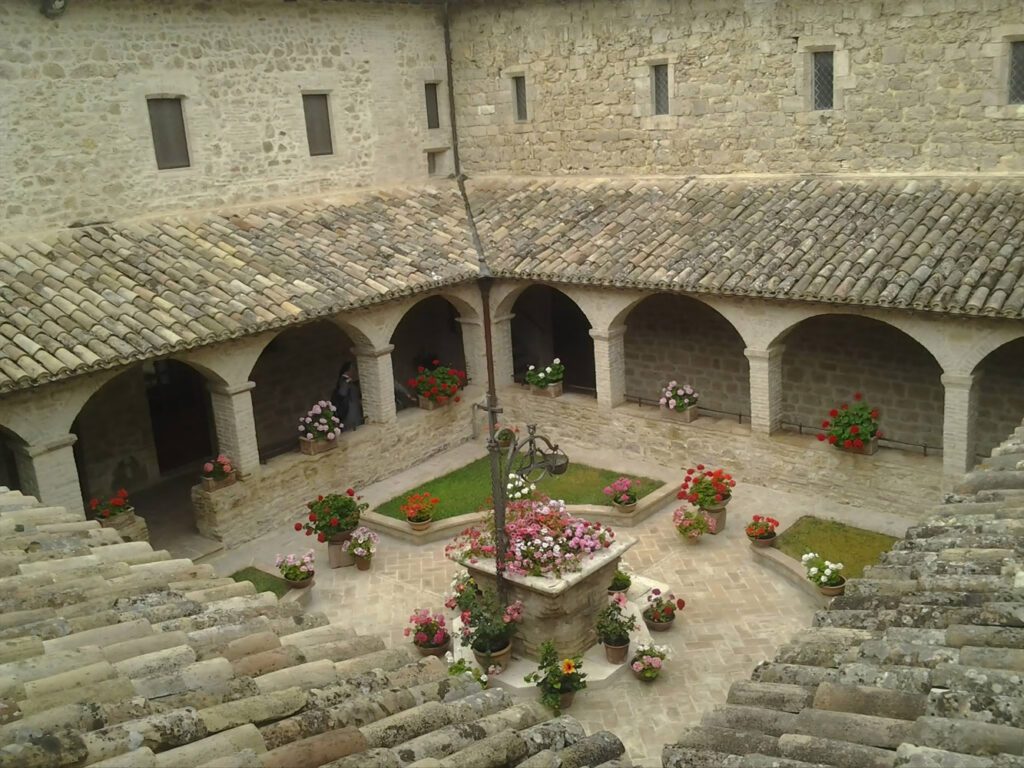 Vista dall'alto dell'interno del chiostro di San Damiano.