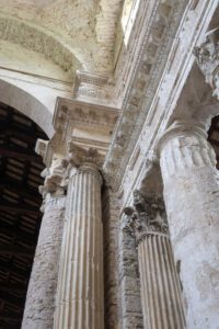 Dettaglio delle colonne di riutilizzo all'interno della Basilica di San Salvatore