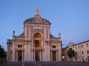 Vista della facciata di Santa Maria degli Angeli sulla cui cima campeggia l'imponente statua dorata della madonna.