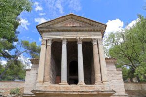 Vista frontale del Tempietto sul Clitunno.