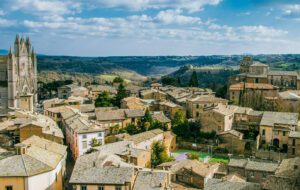 Vista della città di Orvieto dalla cima della Torre del Moro. È visibile una parte della città, la facciata del duomo scorciata e le campagne umbre.