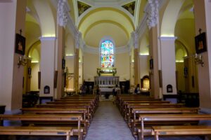 Interno della Basilica di Sant'Ubaldo, in fondo è visibile l'urna che contiene le spoglie del santo.