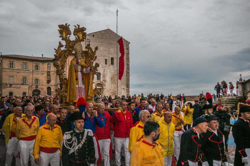 Processione della statua di Sant’Ubaldo portato dalla folla dei ceraioli.