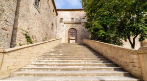 Vista dal basso della scalinata che conduce al portale di accesso della Basilica di Sant'Ubaldo di Gubbio.