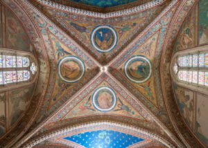Dettaglio dei 4 vele affrescate sul soffitto della Basilica Superiore. In ogni vela è presente un cerchio con Cristo o un santo. Questi cerchi sono inscritti in triangoli scaleni che seguono l'andamento della vela e sui quali, nei due angoli non occupati dai cerchi, sono rappresentati degli angeli.