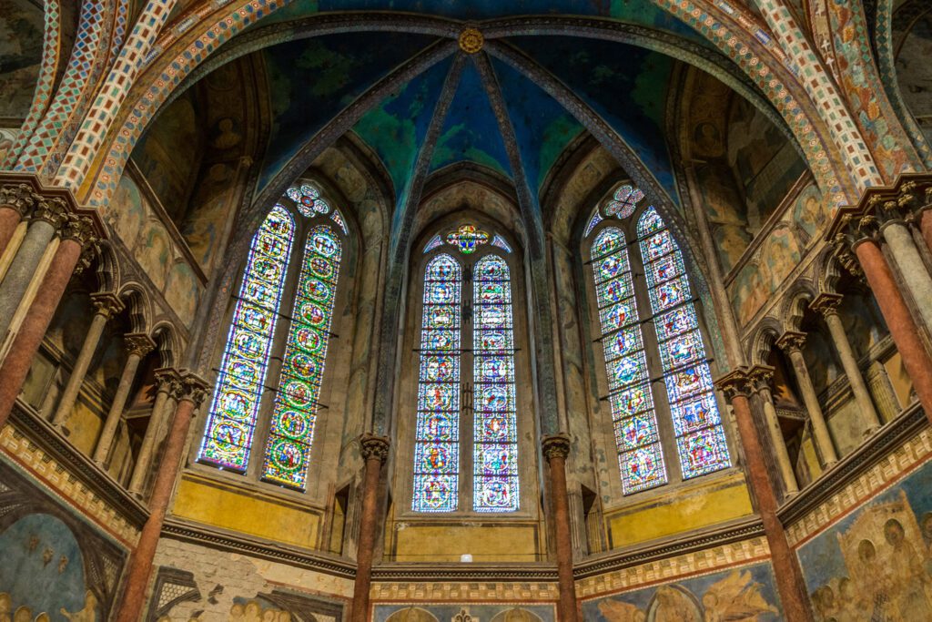 Dettaglio delle 3 vetrate istoriate nell'abside della basilica superiore.