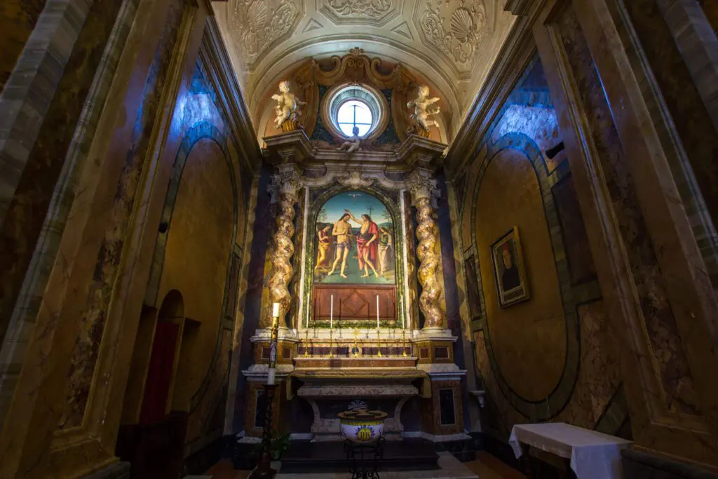Vista della nicchia nella cattedrale di CIttà della Pieve nella quale si trova il dipinto raffigurante il battesimo di Cristo, realizzato da Pietro Vannucci, detto il Perugino.
