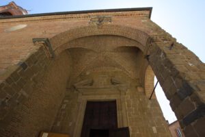 Arcone antistante all'ingresso della Cattedrale di Città della Pieve. Lo spazio che questo arcone crea di fronte all'ingresso è coperto con una volta a crociera.