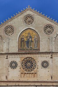 Dettaglio del mosaico del maestro Solsterno, incorniciato da 6 rosoni di diverse dimensioni, sulla facciata del duomo di Spoleto.