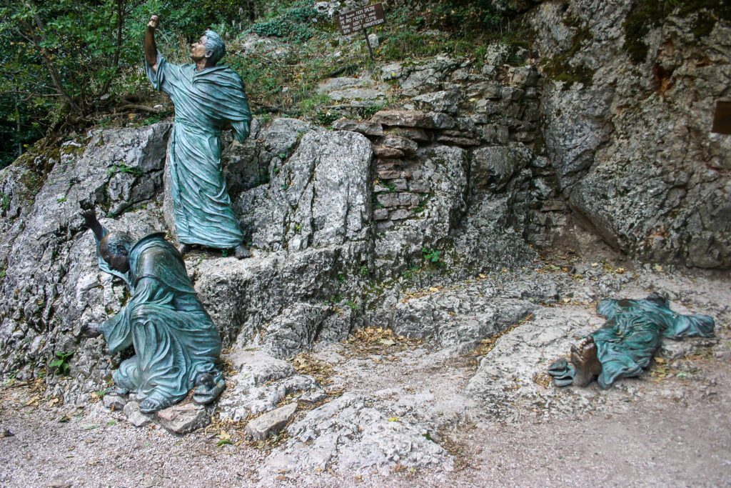 Rappresentazione del cantico delle creature con statue di bronzo all'eremo delle carceri.