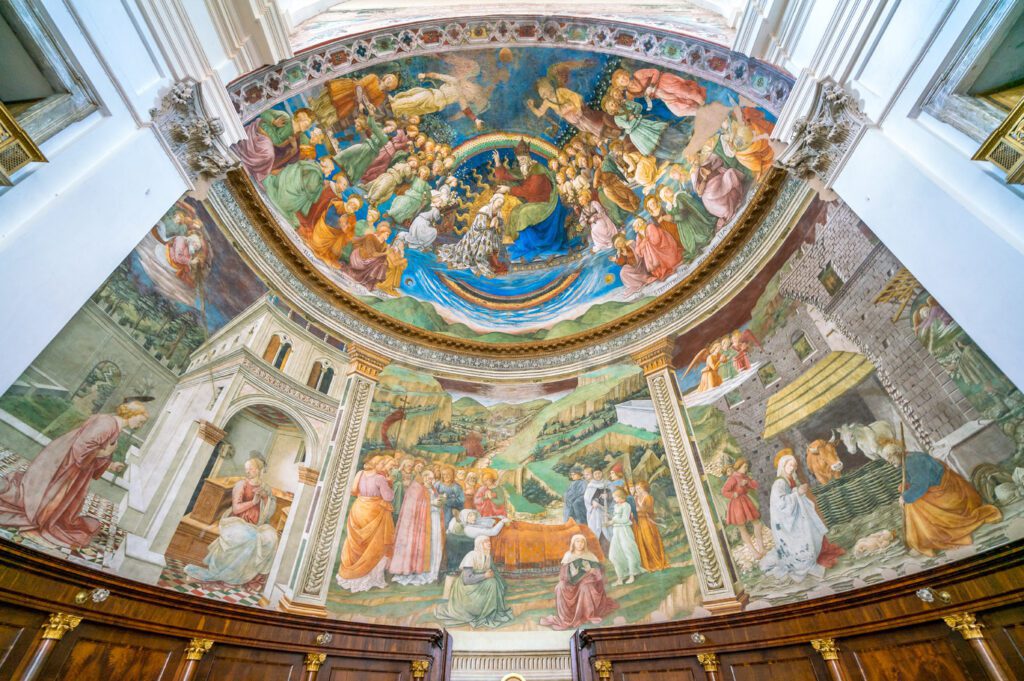Vista grandangolare dal basso dell'abside affrescato da Filippo Lippi.