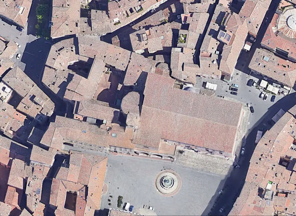 Vista aerea di Piazza IV Novembre, sulla quale sorge il complesso dell'Isola di San Lorenzo. I tetti dell'abitato lasciano spazio alla piazza, al cui centro sorge la Fontana Maggiore.