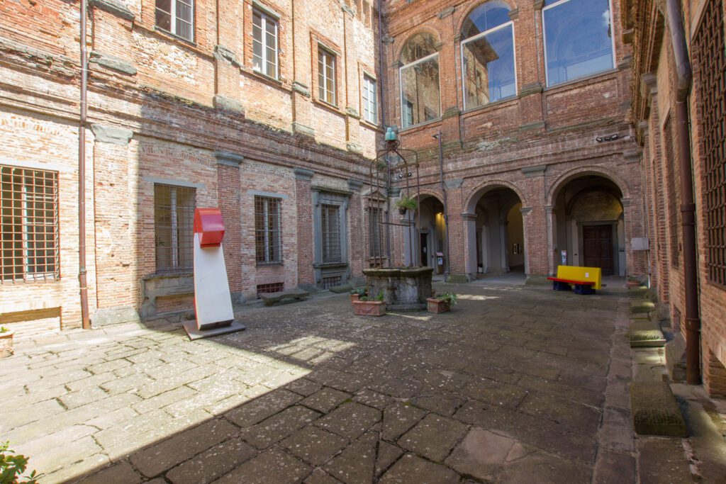 Vista del cortile interno di palazzo della corgna, al centro del quale si trova un piccolo pozzo.