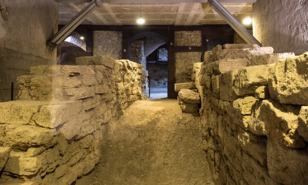 Vista dei muri di sostruzione negli scavi archeologici della Perugia Sotterranea. Questi muri, paralleli tra loro, sono distanti circa 3 metri tra loro e seguono l’andamento discendente del terreno.