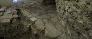 Vista ravvicinata della strada romana. Sono evidenti sulle pietre i solchi lasciati dalle ruote dei carri che trafficavano la strada.