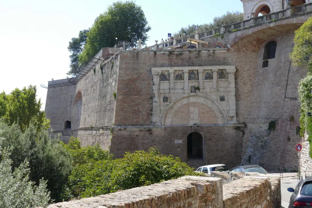 Vista di Porta Marzia. Situata sul fianco di una piccola discesa percorribile anche in macchina si apre l'ingresso alla Rocca che Sangallo fece spostare.