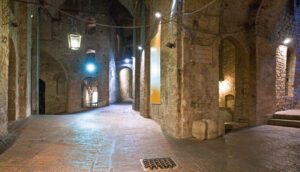 Spiazzo interno della Rocca Paolina. Grazie alle luci di lampadari e lampadine è possibile muoversi nella città sotterranea.