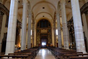 Interno della chiesa di San Francesco a Gubbio. Sguardo rivolto verso la controfacciata, alte colonne dividono lo spazio in 3 navate.