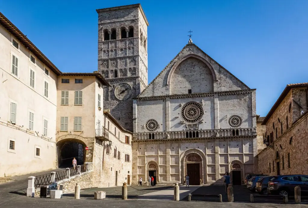 Facciata della cattedrale di San Rufino. Dagli stretti vicoli di Assisi si apre una piazza sulla quale sorge imponente la cattedrale.