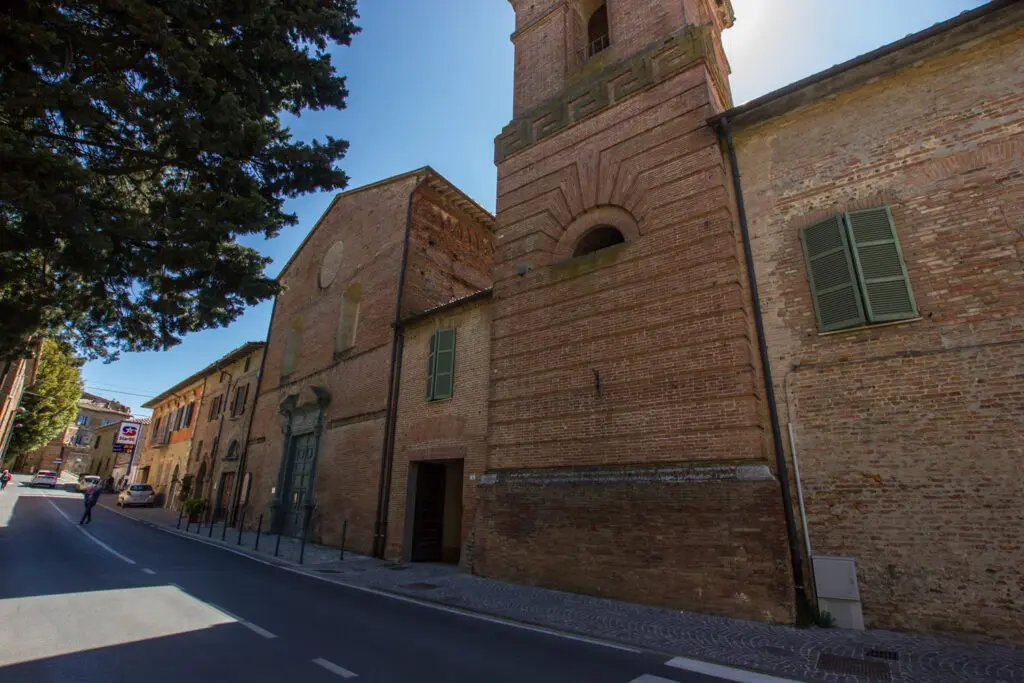 Vista leggermente scorciata dell'esterno di Santa Maria dei Servi. Il laterizio, come in tutta la città, domina ogni edificio.