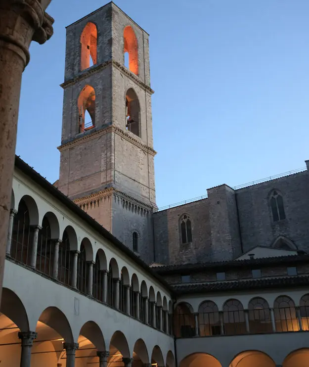 Vista del campanile di San Domenico dal chiostro adiacente.