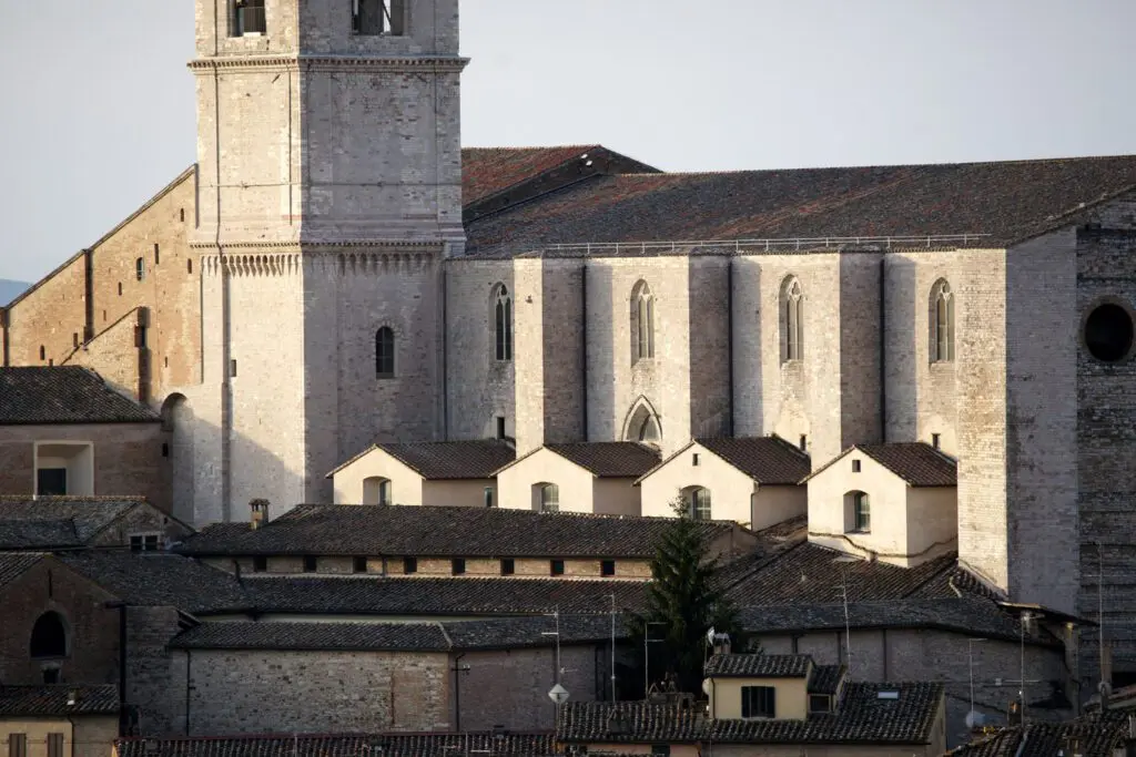 Vista in lontananza del fianco della Basilica di San Domenico. Sotto le grandi bifore sono addossati all'edificio altri spazi del complesso.