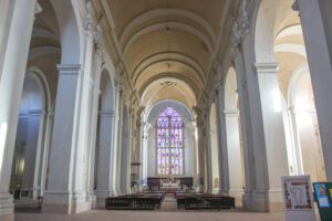 Vista della navata centrale della Basilica di San Domenico. Infondo alla navata la maestosa vetrata quattrocentesca.