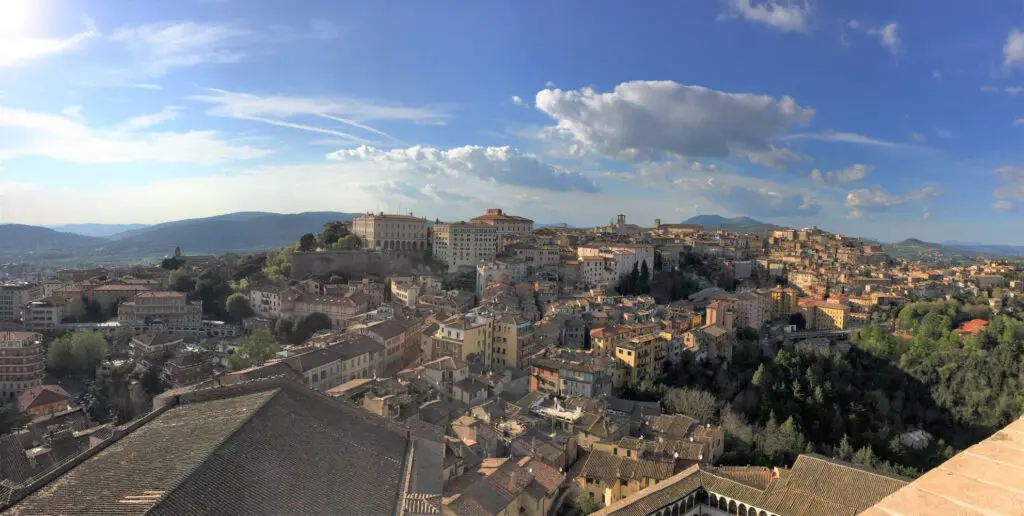 Vista sulla città di Perugia dalla sommità del campanile di San Domenico. Poiché san Domenico si trova in posizione più bassa rispetto al centro della città, i palazzi del centro storico risultano allo stesso livello dello sguardo dalla cima del campanile.