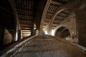 Vista delle soffitte di San Domenico. Lo spazio tra l'attuale soffitto e quello originario è percorribile e crea uno scenario surreale. Gli archi e le volte della costruzione originaria guardano, pochi metri sotto, il soffitto ricostruito su progetto di Carlo Maderno.