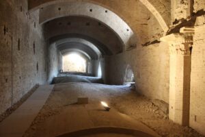 Vista di un ampio spazio percorribile nelle soffitte di San Domenico. Gli ampi spazi tra la muratura originaria e quella del rifacimento seicentesco creano percorsi e spazi molto suggestivi.