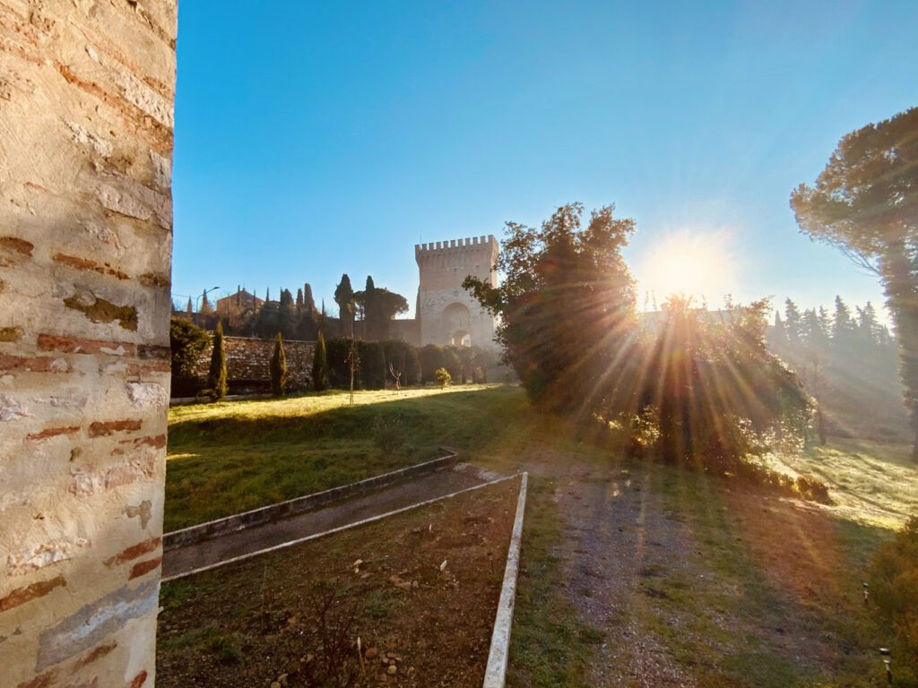 Vista panoramica del Cassero di Porta Sant'Angelo da un giardino nei suoi pressi.