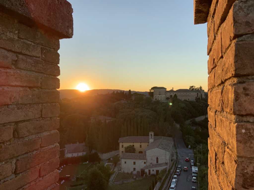 Vista delle vicinanze fuori le mura, dalla terrazza della torre del cassero. La calda luce del tramonto colora il verde e le mura del vicino San Matteo degli Armeni.