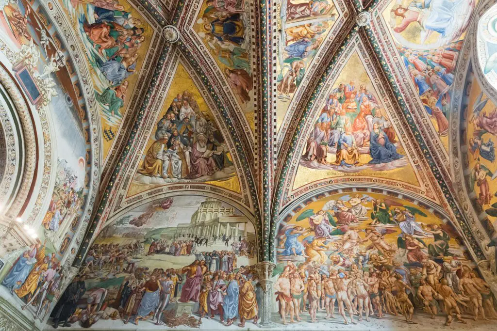 Vista delle pareti interne e delle vele della cappella di San Brizio. Queste sono interamente coperte di affreschi rinascimentali con scene del Giudizio Universale e immagini di dottori della chiesa e apostoli.