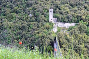 Vista del dettaglio della parte del Ponte delle Torri che termina sul fortilizio. Quest'ultimo è immerso nel bosco.