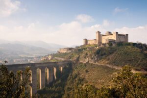 Vista del tratto del Ponte delle Torri che si congiunge con Colle Sant'Elia. In cima al colle la Rocca Albornoz di Spoleto.