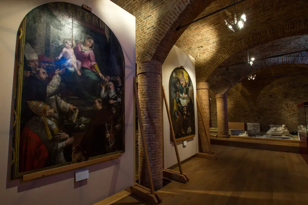 Esposizione di opere d'arte all'interno della Rocca Perugina. In un suggestivo alternarsi di volte in mattone sono disposti diversi quadri.