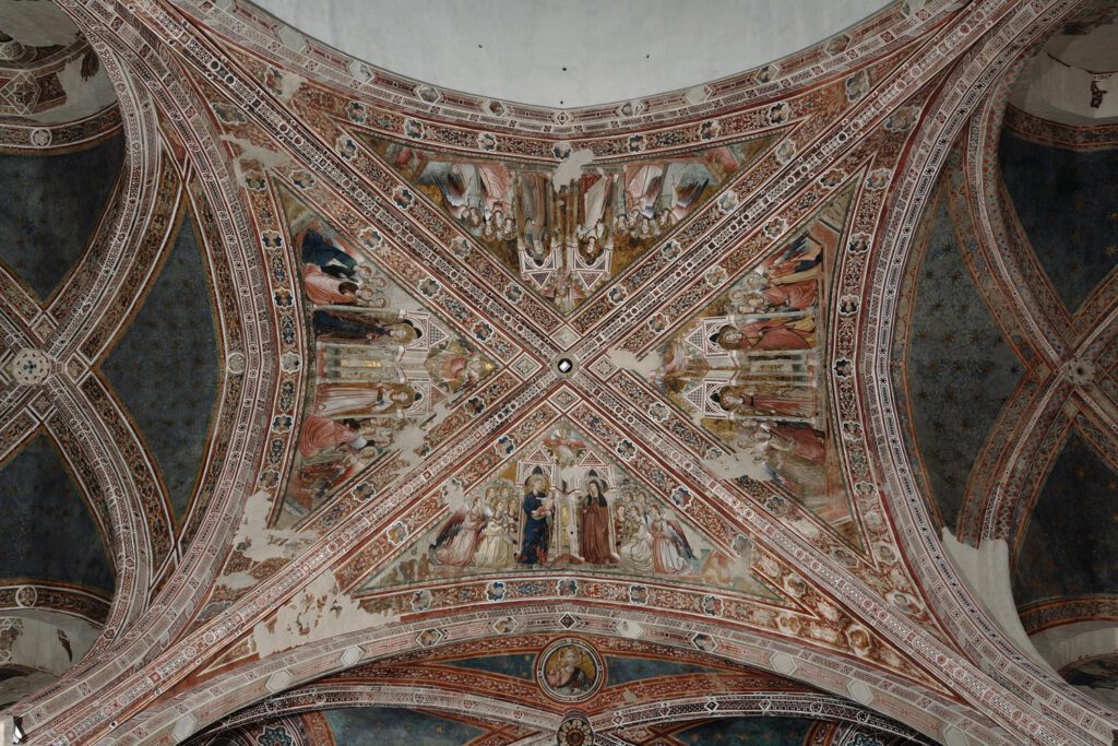 Vista dal basso degli affreschi sulle vele presso l'altare.