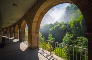 Affacci sulle Cascate delle Marmore. Grandi archi in mattoni,con ringhiere di sicurezza a cui poggiarsi, aprono alla vista del verde e delle cascate.