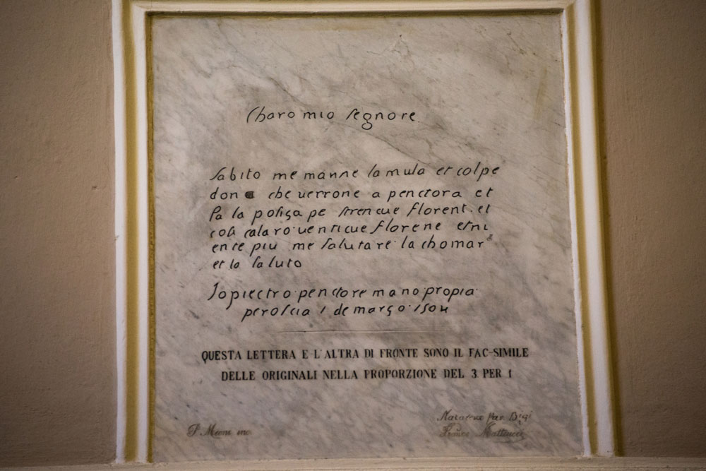 dettaglio di una delle due lastre all’interno dell’Oratorio dei Bianchi a Città della Pieve che riportano il contenuto delle lettere autografe del Perugino sul compenso da percepire per la realizzazione dell’Adorazione dei Magi.