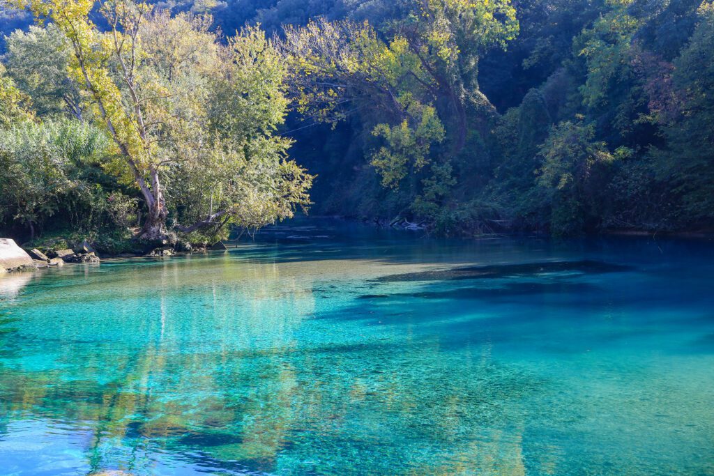 piscina naturale di acqua limpida circondata da vegetazione spontanea