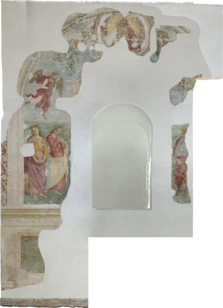 frammenti di affresco su una parete della Cappella della Madonna della Stella. Intorno a una nicchia vuota, un affresco del Perugino raffigura delle figure sofferenti.