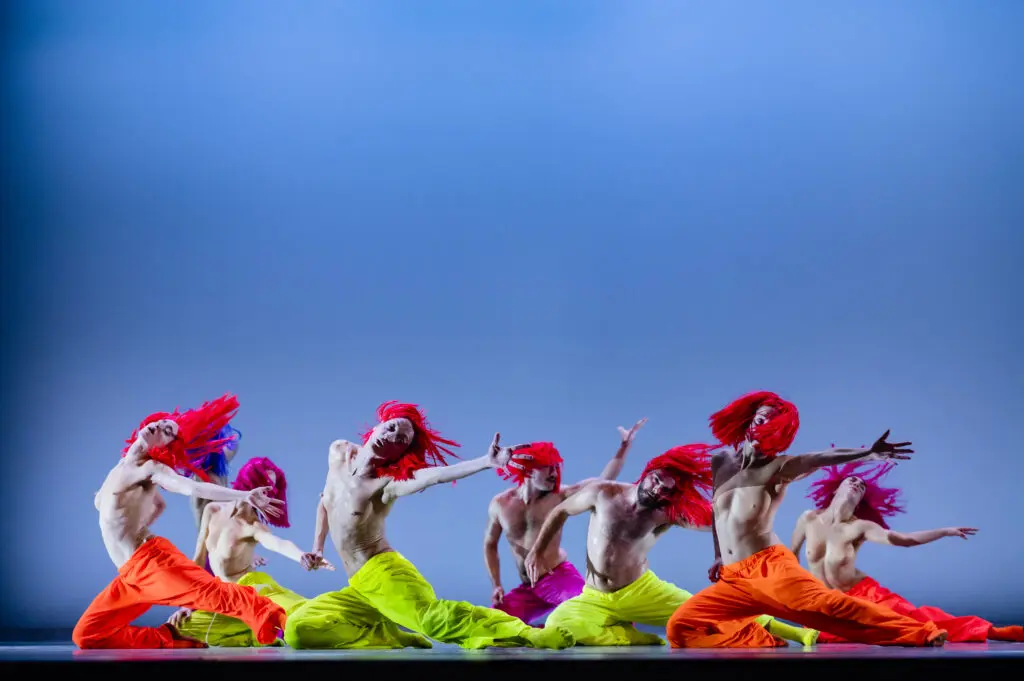 Spettacolo di danza nell’ambito del Festival dei Due Mondi a Spoleto. I ballerini sono Clémentine Schindler, Motrya Kozbur, Valeria Galluccio, Luigi Luna, Adrian W.S. Batt, Paige Culley e Rose Gagnol.